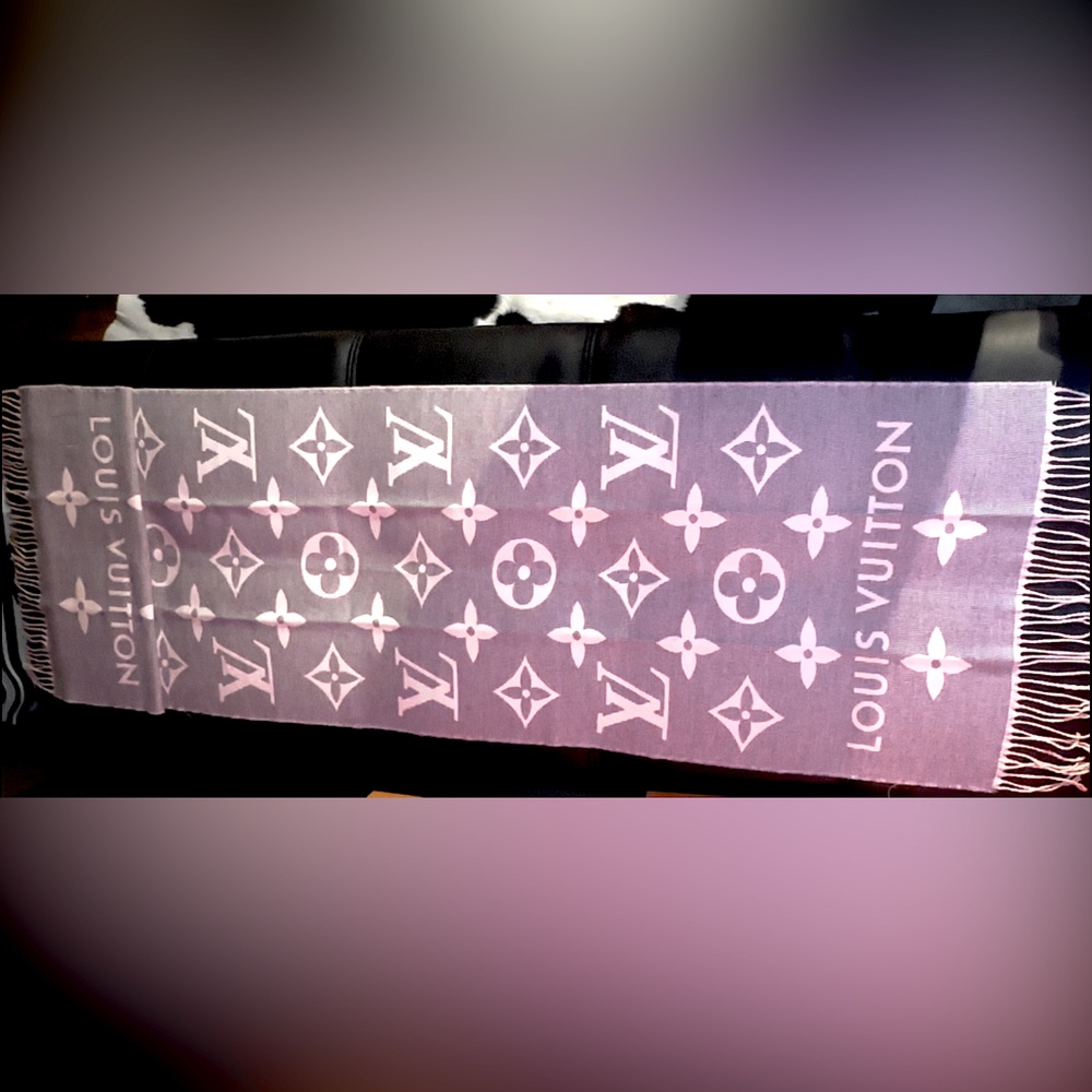 Louis Vuitton White and Gray Monogram Silk Scarf - Picture 5 of 15